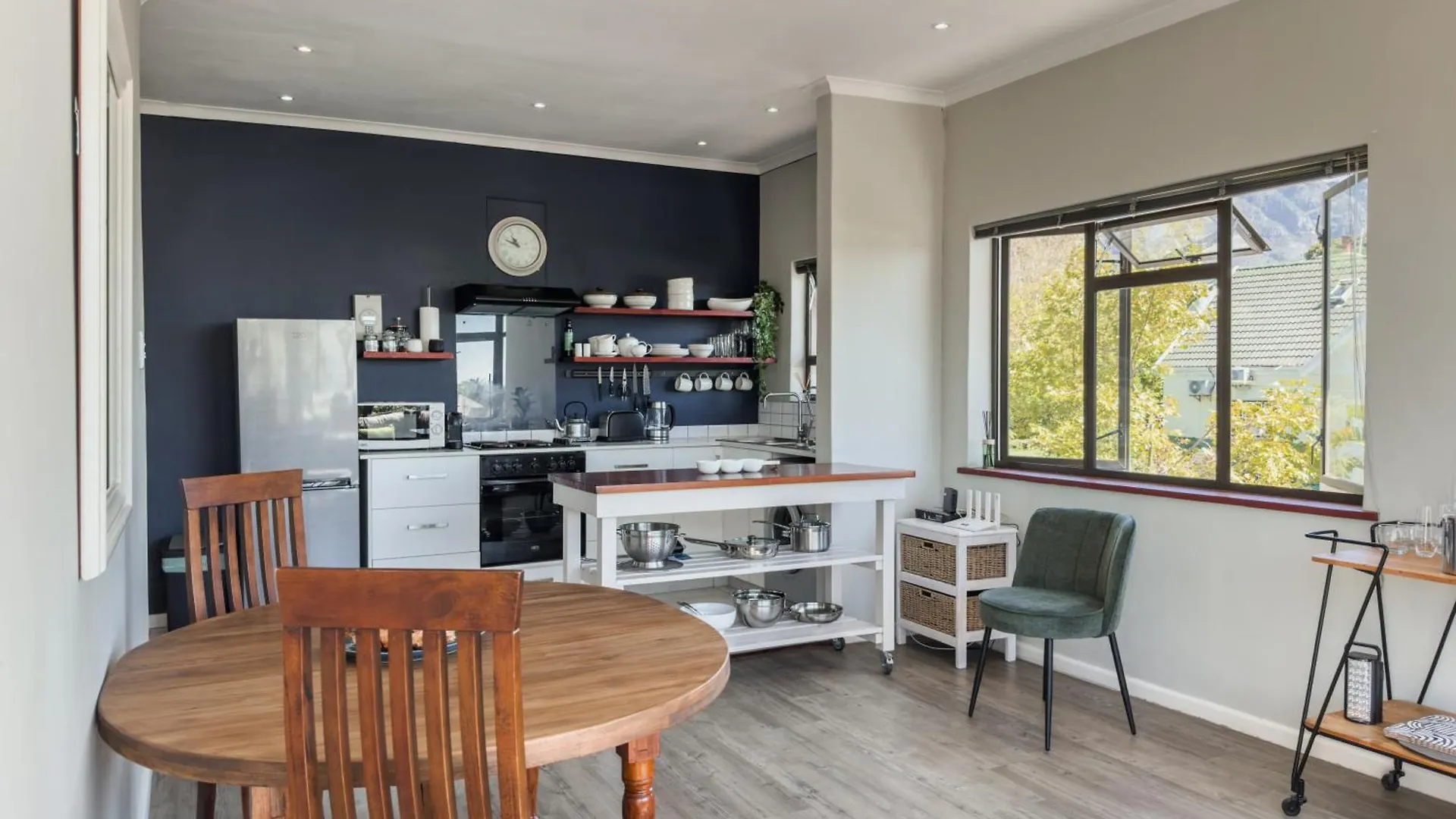 Διαμέρισμα Sunny Modern Space With Mountain View Κέιπ Τάουν